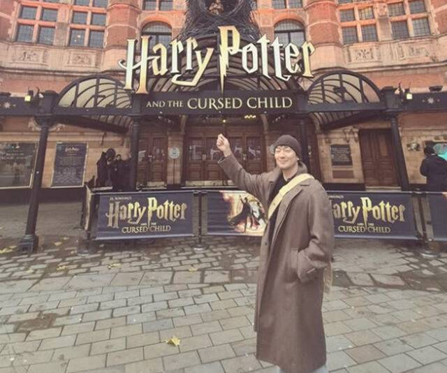 손석구가 해리포터 전시 앞에서 행복한 미소를 짓고 있다. / 손석구 소셜미디어