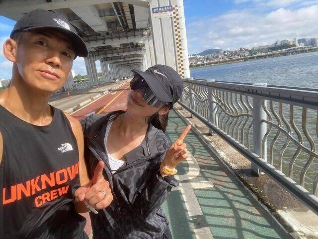 그룹 지누션 멤버 션(왼쪽)과 뉴진스 다니엘의 러닝 훈련 근황 / 션 인스타그램