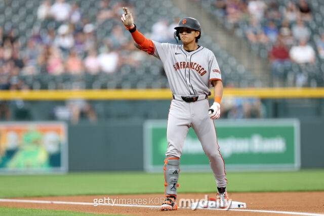 3루타를 치고 세리머니하는 이정후. /게티이미지코리아