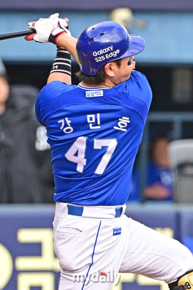 1일 서울 잠실야구장에서 열린 '2025 신한 SOL BANK KBO리그' 삼성 라이온즈와 두산 베어스 경기. 삼성 강민호가 1사 1루에 선제 투런포를 치고 있다./마이데일리