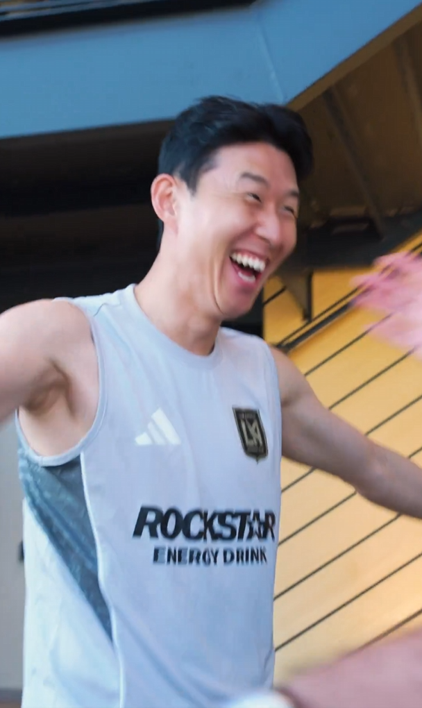 손흥민이 위고 요리스를 보고 활짝 웃었다./LAFC