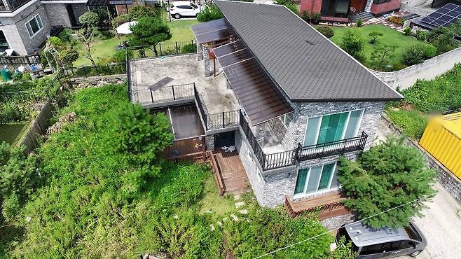 경매에 나온 경기 양평군 강상면 교평리의 2층 단독주택. [사진=이건욱 PD]