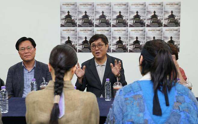 최휘영 문화체육관광부 장관이 8일 서울 종로구 대학로 홍익대학교아트센터 대극장을 방문해 뮤지컬 '스웨그에이지 외쳐, 조선!'을 관람한 뒤 출연진과 관계자를 만나 '케이-뮤지컬' 진흥을 위한 의견을 나누고 있다. (사진=문체부 제공) *재판매 및 DB 금지