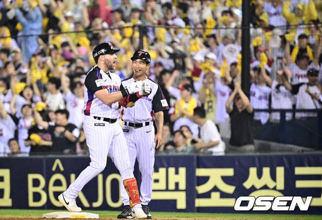 [OSEN=잠실, 조은정 기자]8일 오후 서울 잠실구장에서 ‘2025 신한 SOL Bank KBO리그’ LG 트윈스와 한화 이글스의 경기가 열렸다.LG는 임찬규, 한화는 류현진을 선발로 내세웠다.7회말 2사 1,2루 LG 오스틴이 동점 적시타를 날린 뒤 기뻐하 있다. 2025.08.08 /cej@osen.co.kr