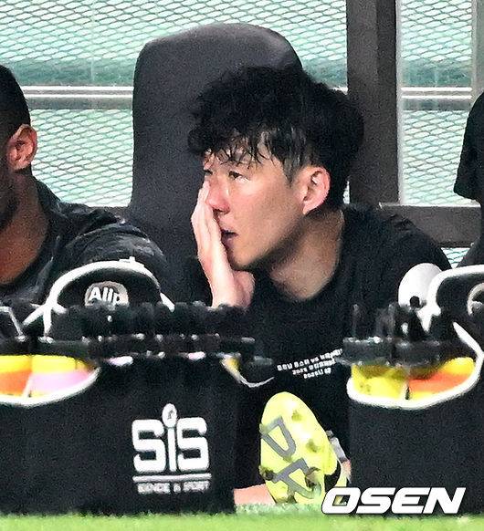 [OSEN=서울월드컵경기장, 이대선 기자] 3일 오후 서울월드컵경기장에서 쿠팡플레이 시리즈 2025&nbsp;2경기, 토트넘 홋스퍼 FC와 뉴캐슬 유나이티드 FC의 프리시즌 친선경기가 열렸다.토트넘 손흥민의 고별전이자 양민혁과 뉴캐슬 박승수의 맞대결로 주목받는 이번 경기는 단순한 프리시즌 친선경기가 아닌, 전설의 마지막, 신예의 등장 교차점이라는 특별한 의미가 더해진다.후반 교체된 토트넘 홋스퍼 손흥민이 벤치에서 눈물을 흘리고 있다. 2025.08.03 /sunday@osen.co.kr