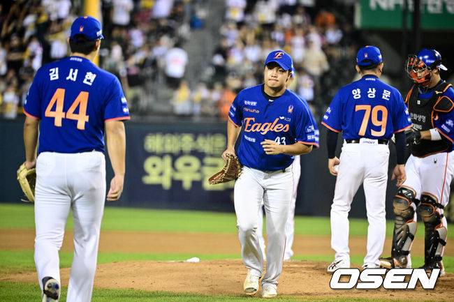 [OSEN=잠실, 조은정 기자]8일 오후 서울 잠실구장에서 ‘2025 신한 SOL Bank KBO리그’ LG 트윈스와 한화 이글스의 경기가 열렸다.LG는 임찬규, 한화는 류현진을 선발로 내세웠다.9회말 2사 2루 한화 투수가 정우주에서 기머현으로 교체되고 있다. 2025.08.08 /cej@osen.co.kr