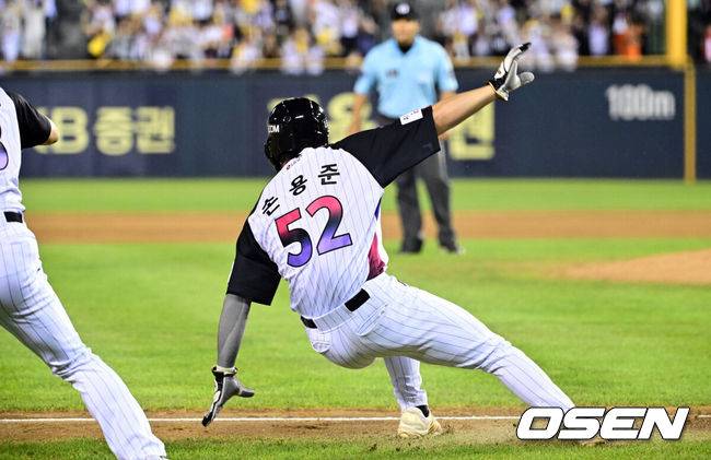 [OSEN=잠실, 조은정 기자]8일 오후 서울 잠실구장에서 ‘2025 신한 SOL Bank KBO리그’ LG 트윈스와 한화 이글스의 경기가 열렸다.LG는 임찬규, 한화는 류현진을 선발로 내세웠다.연장 10회말 1사 2루 LG 손용준이 오지환 안타에 홈으로 향하던 중 다시 귀루하고 있다. 2025.08.08 /cej@osen.co.kr
