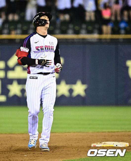 [OSEN=잠실, 조은정 기자]8일 오후 서울 잠실구장에서 ‘2025 신한 SOL Bank KBO리그’ LG 트윈스와 한화 이글스의 경기가 열렸다.LG는 임찬규, 한화는 류현진을 선발로 내세웠다.연장 10회말 1사 2루 LG 손용준이 오지환 안타에 홈으로 향하던 중 다시 3루로 귀루했다. 이를 보고 아쉬워하는 오지환. 2025.08.08 /cej@osen.co.kr