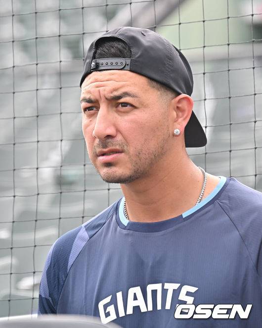 [OSEN=부산, 이석우 기자] 8일 부산 사직야구장에서 2025 신한 SOL 뱅크 KBO 리그 롯데 자이언츠와 SSG 랜더스의 경기가 열린다. 홈팀 롯데는 나균안이, 방문팀 SSG는 최민준이 선발 출전한다.롯데 자이언츠 새 외국인 투수 벨라스퀘즈가 사직야구장을 둘러보고 있다. 2025.08.08 / foto0307@osen.co.kr