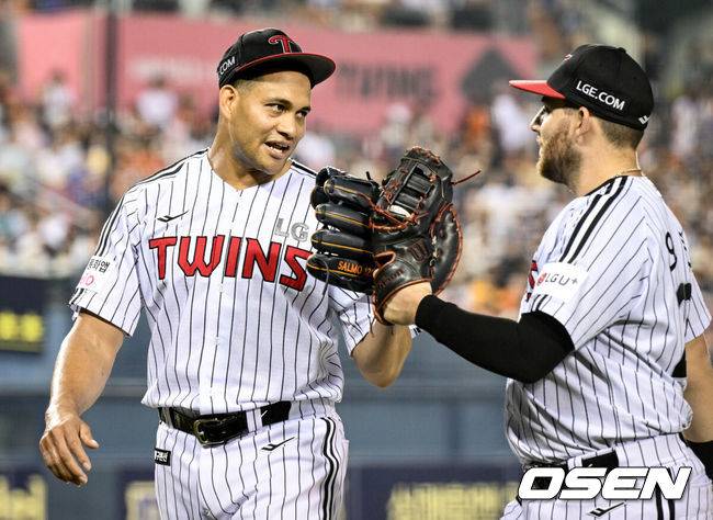 [OSEN=잠실, 조은정 기자]9일 오후 서울 잠실구장에서 ‘2025 신한 SOL Bank KBO리그’ LG 트윈스와 한화 이글스의 경기가 열렸다.LG는 치리노스, 한화는 엄상백을 선발로 내세웠다.5회초 무실점으로 이닝을 마친 LG 치리노스가 오스틴과 기뻐하고 있다. 2025.08.09 /cej@osen.co.kr