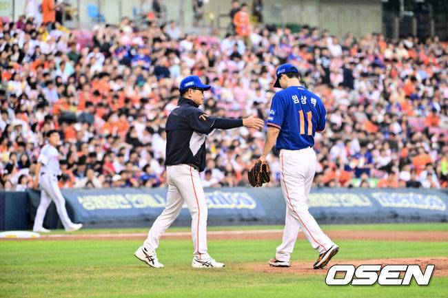 [OSEN=잠실, 조은정 기자]9일 오후 서울 잠실구장에서 ‘2025 신한 SOL Bank KBO리그’ LG 트윈스와 한화 이글스의 경기가 열렸다.LG는 치리노스, 한화는 엄상백을 선발로 내세웠다.2회말 무사 1,2루에서 LG 문성주에게 2타점 2루타를 허용한 한화 엄상백이 강판되고 있다. 2025.08.09 /cej@osen.co.kr