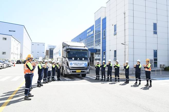 포스코퓨처엠 임직원들이&nbsp;광양&nbsp;양극재공장에서 공급망 독립&nbsp;양극재 초도 출하를 기념하고 있다.&nbsp;포스코퓨처엠 제공