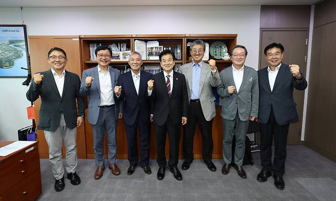 정동영 통일부 장관(왼쪽 네&nbsp;번째)이 지난 4일 국회 의원회관 사무실에서&nbsp;남북협력민간단체협의회 회장단과 면담을 갖고 기념사진을 찍고 있다. 통일부 제공&nbsp;