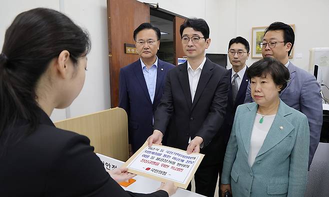 국민의힘 주진우 의원 등 법사위원들이 지난 7일 서울 여의도 국회 의안과에서 '이춘석 등 국정기획위원회의 차명계좌를 통한 미공개 정보 이용 등 불공정거래 행위의 진상규명을 위한 특검법'을 제출하고 있다. 연합뉴스