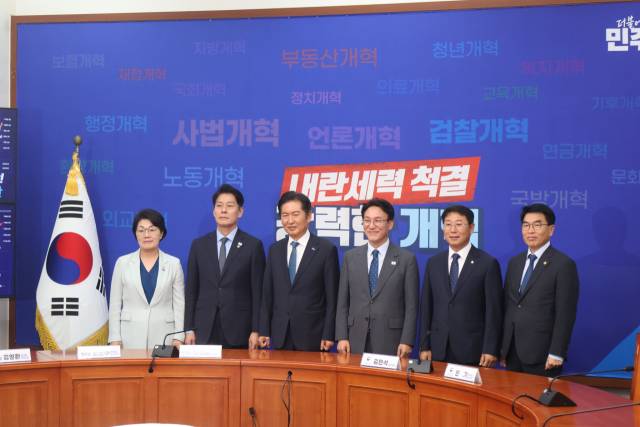 정청래 민주당 대표와 권향엽 의원(민주당 대변인)이 지난 5일 김민석 국무총리를 접견하고 기념촬영을 하고 있다. 권향엽 의원 페이스북