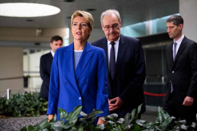 카린 켈러주터(왼쪽) 스위스 대통령과 가이 파멜린 스위스 경제부 장관이 6일(현지시간) 워싱턴에서 마코 루비오 미국 국무장관과 회담을 마친 후 국무부를 떠나기 전 기자들과 질의응답 시간을 갖고 있다. 뉴스1