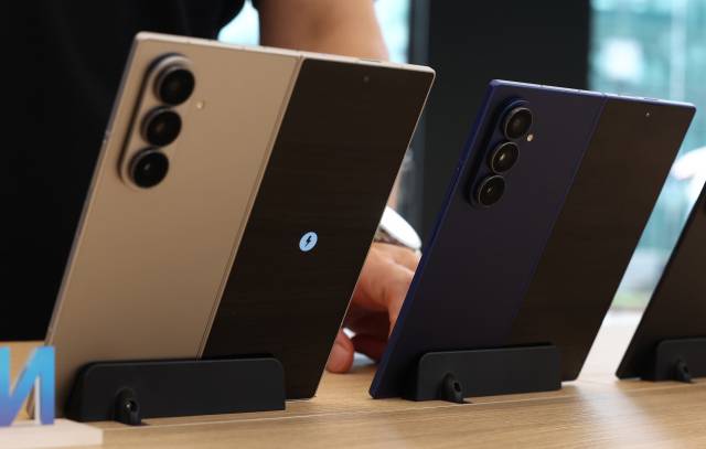 시민들이 갤럭시Z 폴드7을 살펴보고 있다. 연합뉴스