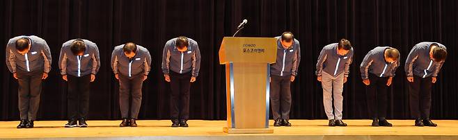 포스코이앤씨 경영진들이 7월29일 산업재해 사고로 노동자 사망 사고가 잇달아 발생한 데 대해 입장문을 발표하며 대국민 사과를 하고 있다. 이재명 대통령은 같은날 국무회의 모두발언을 통해 포스코이앤씨를 강하게 질타하며 대책 마련을 지시했다. ⓒ 연합뉴스