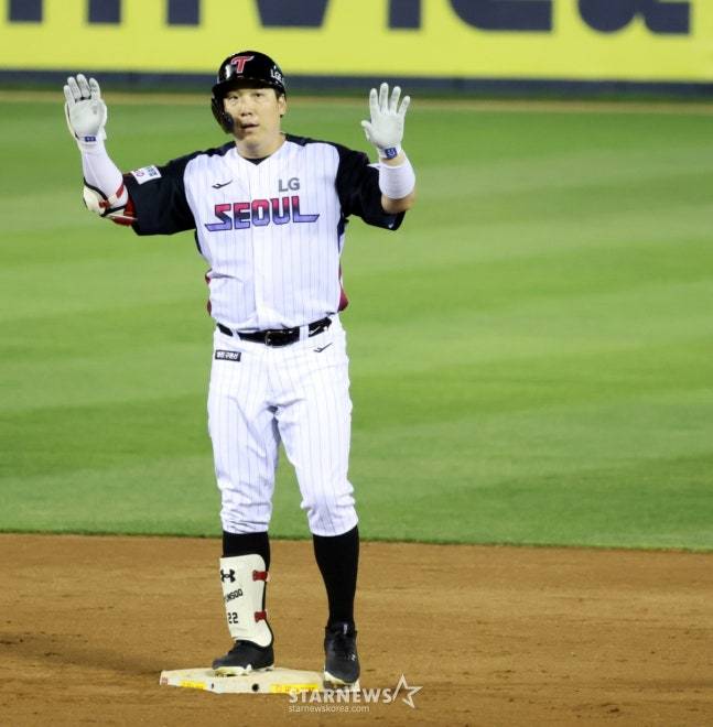10회말 1사에서 2루타를 치고 나간 김현수의 모습. /사진=강영조 선임기자