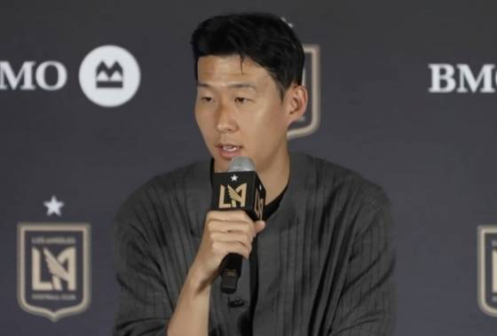 손흥민이 지난 7일(한국시간) 미국 LA에서 열린 LA FC 입단 기자회견에서 취재진의 질문에 답하고 있다. /사진=LA FC 유튜브 영상 갈무리