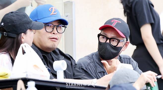 [한번에쓱]폭염에 마스크는 좀 그렇지? '강풀작가와 한화-LG 경기' 찾은 윤종신