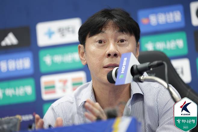 신태용 감독이 발언하고 있다. /사진=한국프로축구연맹 제공
