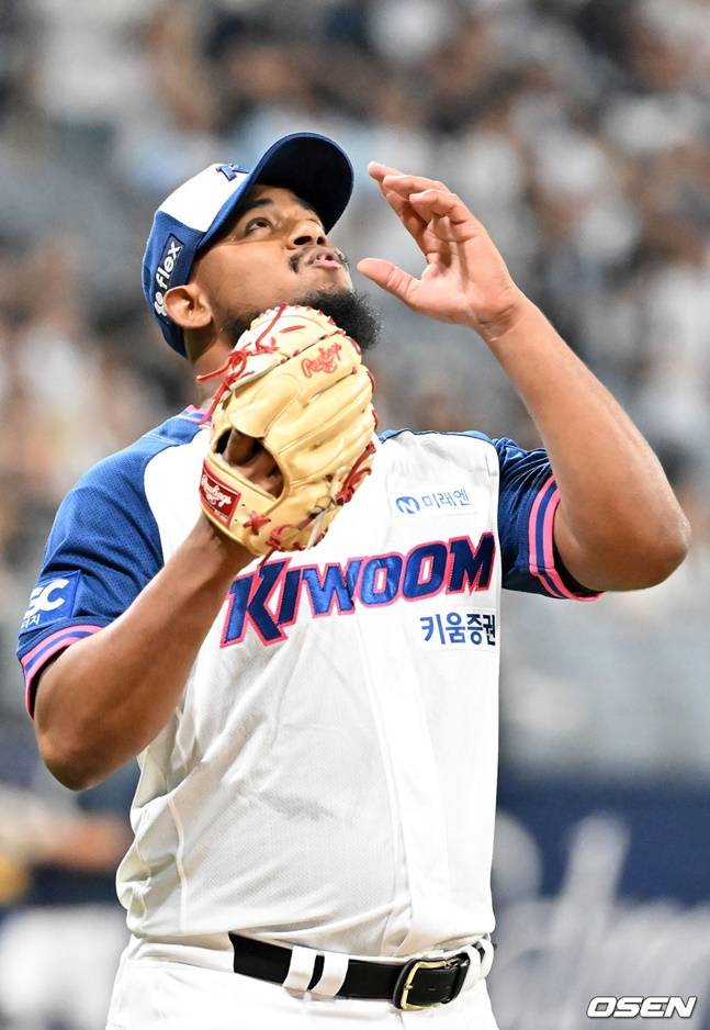 키움 새 외국인 투수 메르세데스가 9일 두산전에서 위기를 막아내고 기뻐하고 있다.