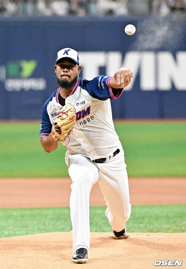 KBO 데뷔전에서 역투를 펼치는 메르세데스.