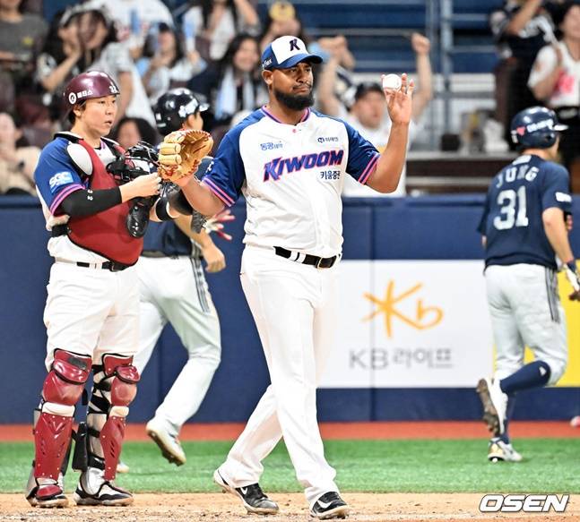 메르세데스(오른쪽)가 5회초 수비에서 수비 실책으로 실점을 한 뒤 아쉬워하고 있다.