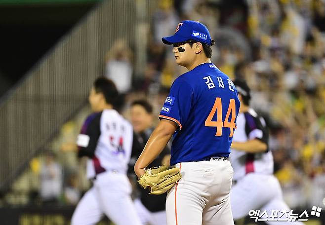 8일 오후 서울 송파구 잠실야구장에서 열린 '2025 신한 SOL Bank KBO리그' 한화 이글스와 LG 트윈스의 경기, LG가 연장 10회말 1사 만루에서 터진 천성호의 끝내기 안타에 힘입어 승리하며 1위를 수성했다.  한화 김서현이 끝내기 패배에 아쉬워하고 있다. 엑스포츠뉴스 잠실, 박지영 기자