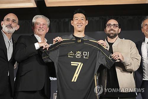 미국프로축구(MLS)에 따르면 최근 토트넘 홋스퍼를 떠나 LAFC에 입단한 손흥민은 옛 동료인 위고 요리스와 재회를 하자 기자회견에서 소감을 드러냈다. 토트넘에서 약 9년을 함께 뛴 손흥민과 재회하게 된 요리스도 인터뷰에서 손흥민에 대한 칭찬을 아끼지 않았고 다시 팀을 위해 함께 경기를 뛰는 순간을 기대했다. 연합뉴스