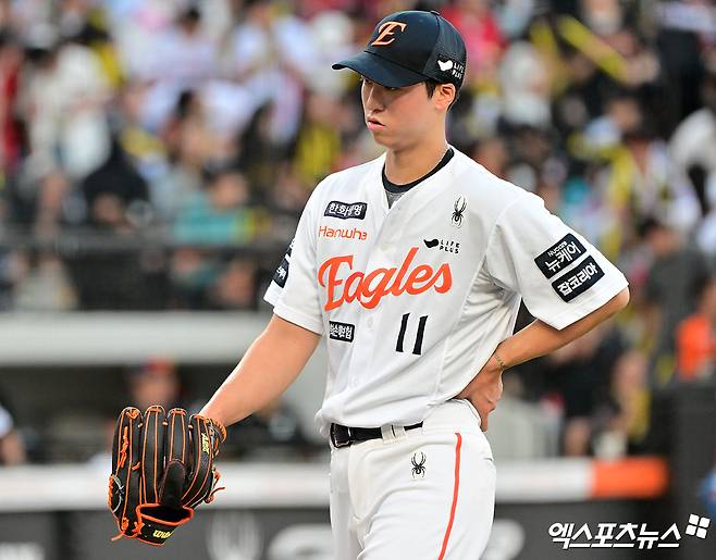 9일 오후 대전 한화생명 볼파크에서 열린 '2025 신한 SOL Bank KBO리그' KIA 타이거즈와 한화 이글스의 경기, 2회초 수비를 마친 한화 엄상백이 더그아웃으로 향하고 있다. 엑스포츠뉴스DB