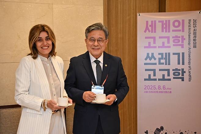 국가유산청장 만난 이크롬 사무총장  오른쪽은 허민 국가유산청장, 왼쪽은 아루나 프란체스카 마리아 구즈랄 국제문화유산보존복구연구센터(ICCROM·이크롬) 사무총장 [국가유산청 제공. 재판매 및 DB 금지]