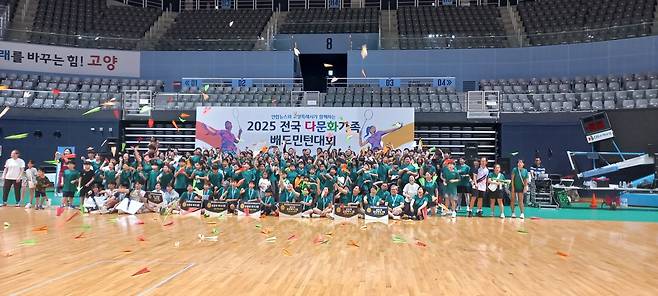 희망 실은 종이비행기 날리기 퍼포먼스  (고양=연합뉴스) 박현수 기자 = 9일 경기 고양특례시 고양체육관에서 열린 '2025 전국 다문화가족 배드민턴대회'에서 참가자 전원이 다문화 가족의 희망을 실은 종이비행기 날리기 퍼포먼스를 하고 있다. 2025. 08. 09. phyeonsoo@yna.co.kr