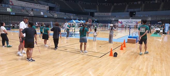 인기리에 진행된 배드민턴 교실 (고양=연합뉴스) 박현수 기자 = 고양시 베드민턴클럽 한우리 코치 등 3명의 코치와 자원봉사자 5명이 3개의 코트를 나눠 맡아 1시간 30분 동안 배드민턴 기본 동작을 지도하고 있다.  2025. 08. 09. phyeonsoo@yna.co.kr