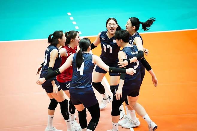 득점 후 기뻐하는 U-21 여자배구 대표팀 선수들 [FIVB 홈피 캡처. 재판매 및 DB 금지]
