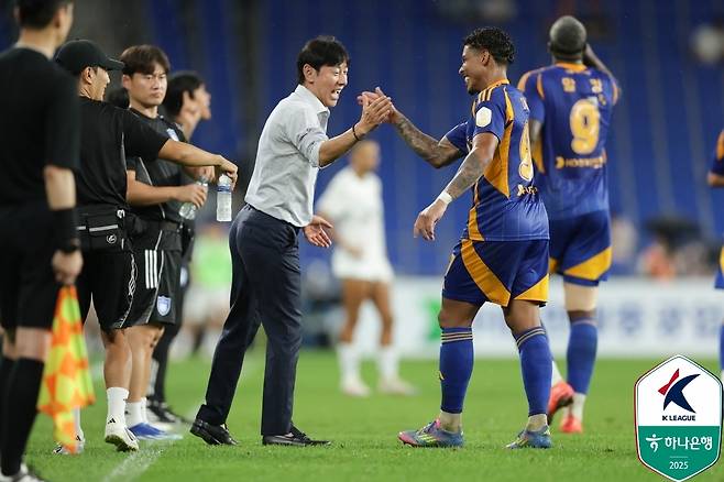 골 들어가자 기뻐하는 신태용 울산 감독 [한국프로축구연맹 제공. 재판매 및 DB 금지]