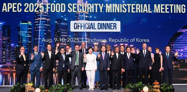9일 인천 송도 파라다이스시티에서 열린 ‘APEC(아시아태평양경제협력체) 2025 식량안보 장관회의 만찬’에서 송미령 농림축산식품부 장관, 유정복 인천시장 등 참석자들이 기념촬영을 하고 있다. 2025.8.9 /인천시 제공