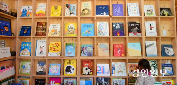 국자와 주걱은 책을 좋아하는 남녀노소 누구나 찾아와 편히 쉬면서 다양한 책을 만날 수 있는 공간이다. /경인일보DB