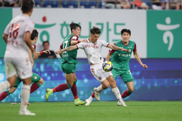 Professional Football K -League 1 Suwon FC Willian is competing with Hana Citizen defenders. 2025.8.10 /Korea Professional Football Federation provided