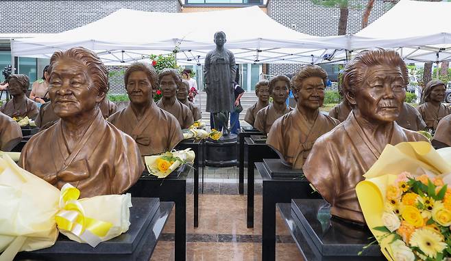 ▲ 9일 오전 광주시 나눔의집에서 열린 '2025년 일본군 위안부 피해자 기림의 날' 기념식에서 지난해 별세한 박옥선 할머니와 올해 별세한 이옥선 할머니의 흉상이 세워져 있다./전광현 기자 maggie@incheonilbo.com