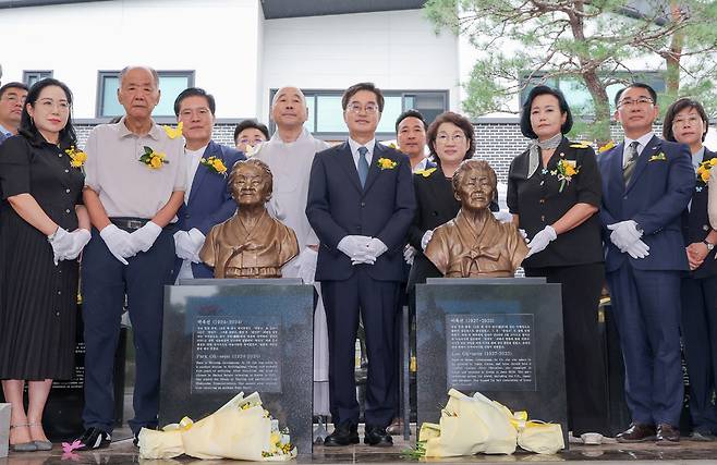 ▲ 김동연 지사가 9일 오전 광주시 나눔의집에서 열린 '2025년 일본군 위안부 피해자 기림의 날' 기념식에서&nbsp; 참석 내빈들이 기념촬영을 하고 있다./전광현 기자 maggie@incheonilbo.com