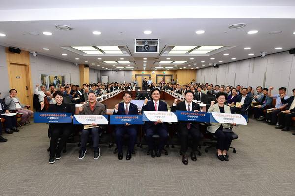 국회의원회관 제1세미나실에서 열린 '국립강화고려박물관 건립 필요성 토론회' 참석자들이 기념사진을 촬영하고 있다. <인천 강화군 제공>