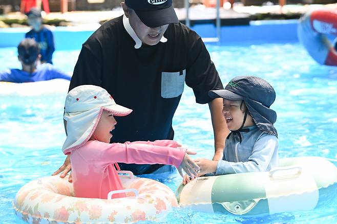 10일 휴일을 맞아 대전 동구 상소동 산림욕장 내 마련된 계곡 수영장을 찾은 가족들이 물놀이를 하며 즐거운 시간을 보내고 있다. 김주형 기자 kjh2667_@cctoday.co.kr