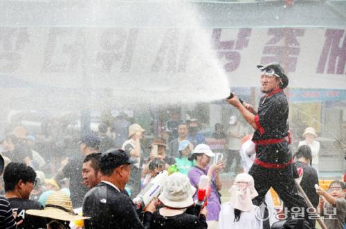◇메인행사장에 땀띠 귀신이 수시로 출현해 고압 호스로 물을 뿌려댄다.
