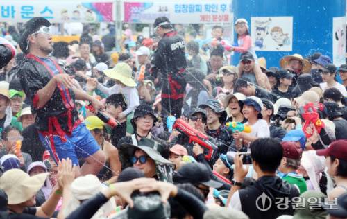◇거센 물총 공격으로 땀띠귀신을 쓰러뜨리는 피서객들.