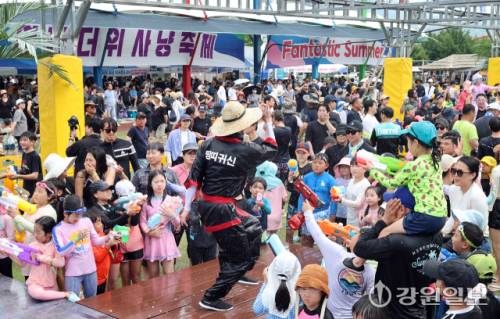 ◇땀띠 귀신을 공격하는 물총 부대.