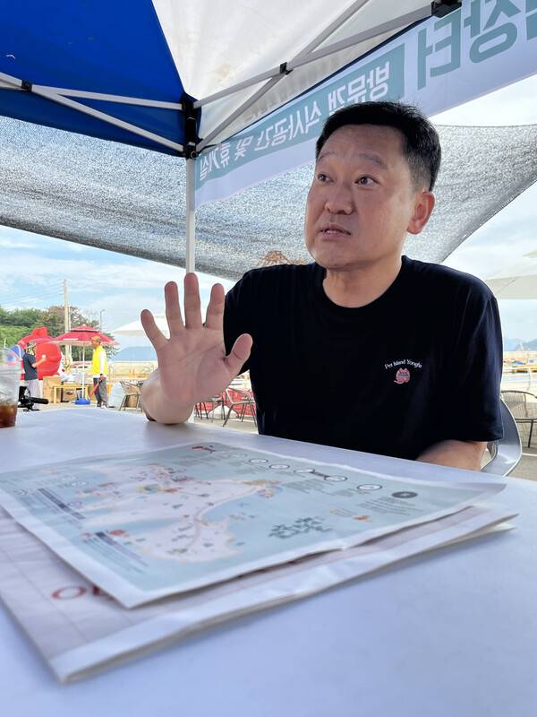 강인호 용초항 어촌신활력증진센터 대표가 축제 취지를 설명하고 있다. /정봉화 기자