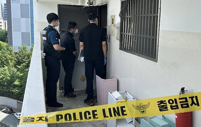 10일 방화로 추정되는 불이 난 아파트에서 경찰이 현장감식을 벌이고 있다.