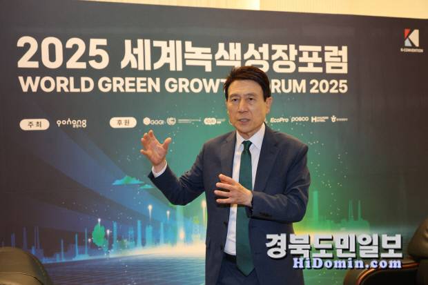 이강덕 포항시장이 세계녹색성장포럼의 의미에 대해 설명하고 있다. 사진=포항시 제공